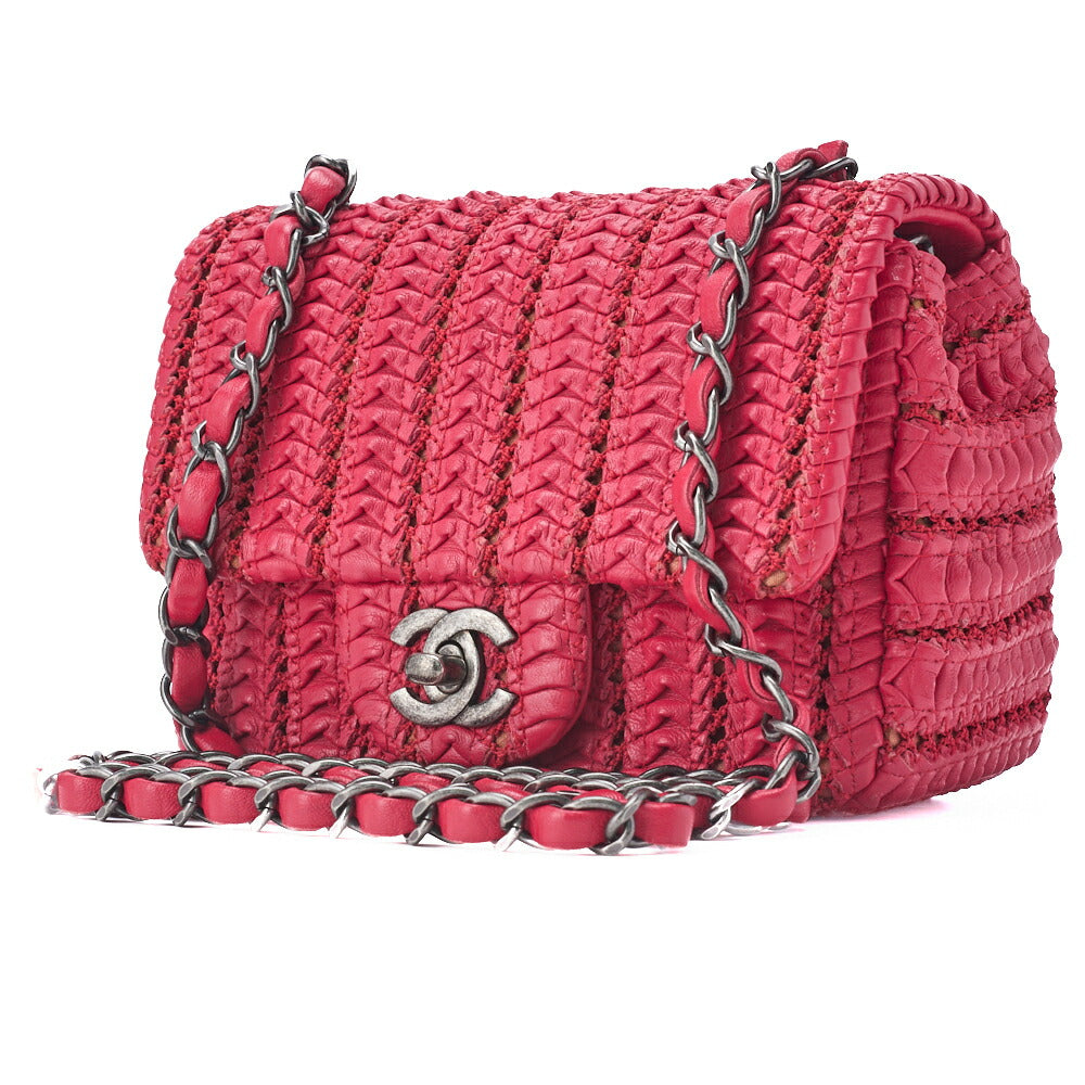 Mini sac à bandoulière matelassé d'occasion avec chaîne et fermoir pivotant, en cuir d'agneau rouge et métal argenté.