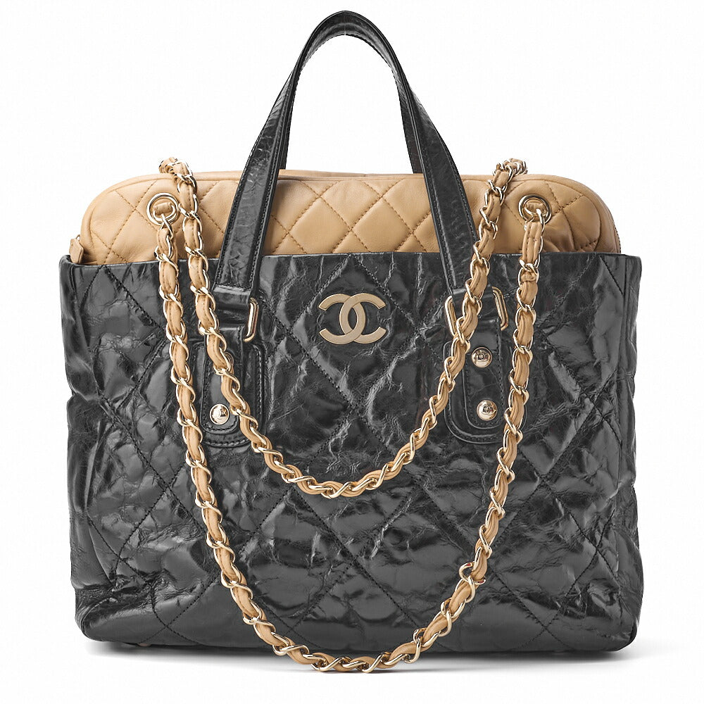 Sac fourre-tout matelassé d'occasion, bandoulière chaîne, cuir d'agneau noir, matériel doré.