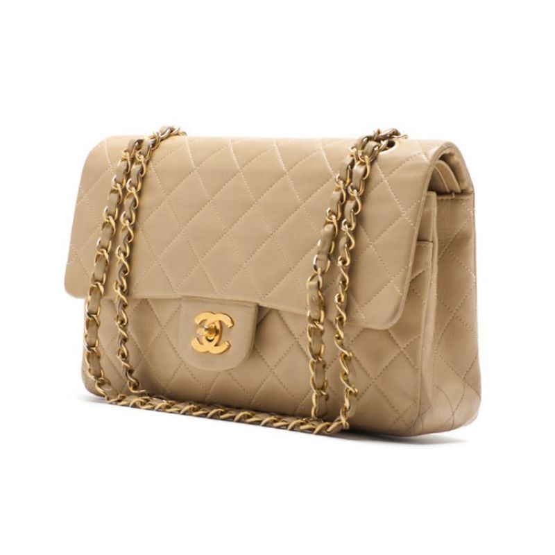 Sac à bandoulière matelassé d'occasion, double rabat, bandoulière chaîne, cuir d'agneau beige, accessoires dorés.