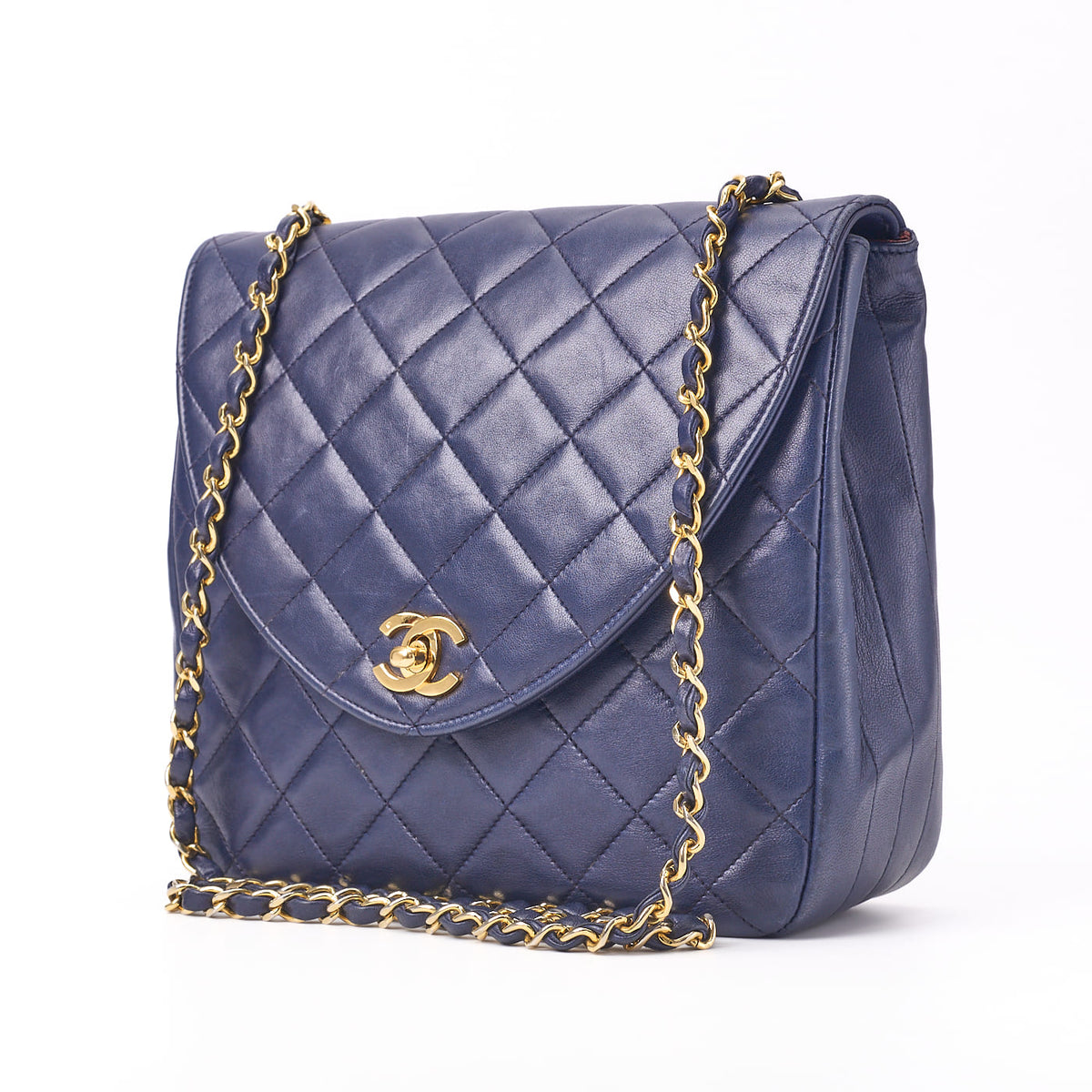 Sac bandoulière d'occasion, rabat rond matelassé à fermoir tournant, cuir d'agneau, bleu marine, finitions dorées, d'occasion