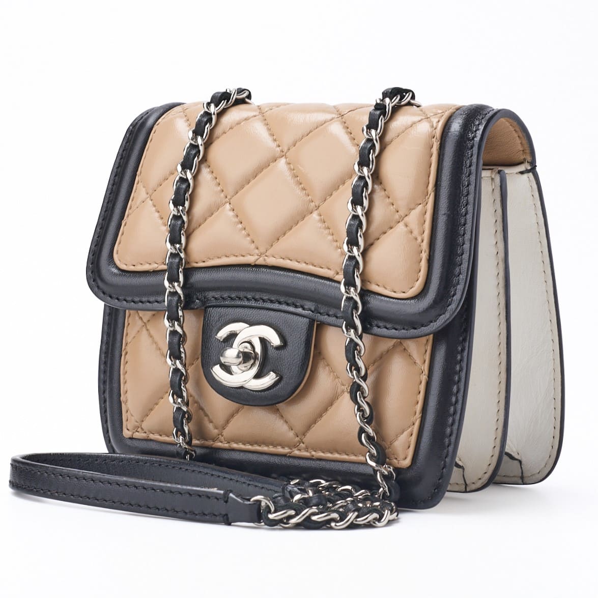 Mini sac bandoulière d'occasion, matelassé, fermoir pivotant, cuir d'agneau, beige, finitions dorées.