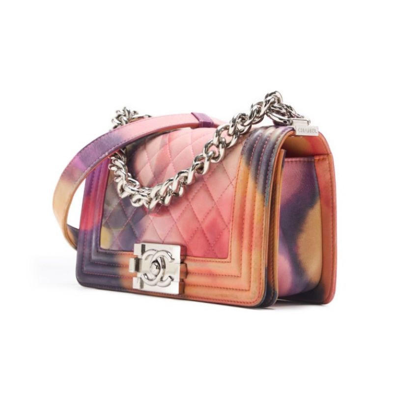 Sac à bandoulière chaîne matelassé pour garçon d'occasion en cuir d'agneau multicolore avec accessoires argentés.
