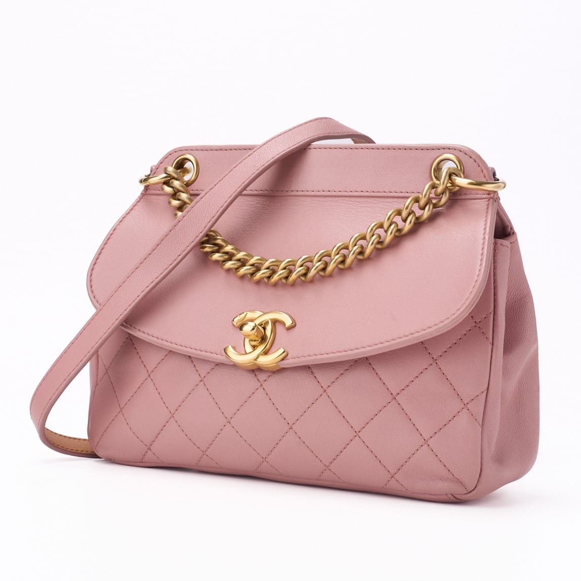 Mini sac à bandoulière matelassé d'occasion, rabat rond, bandoulière chaîne, cuir d'agneau rose, accessoires dorés.