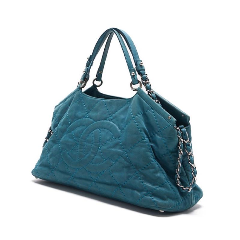 Sac à bandoulière matelassé Wild Stitch Coco Mark 2WAY en cuir scintillant, matériel argenté vert émeraude, d'occasion