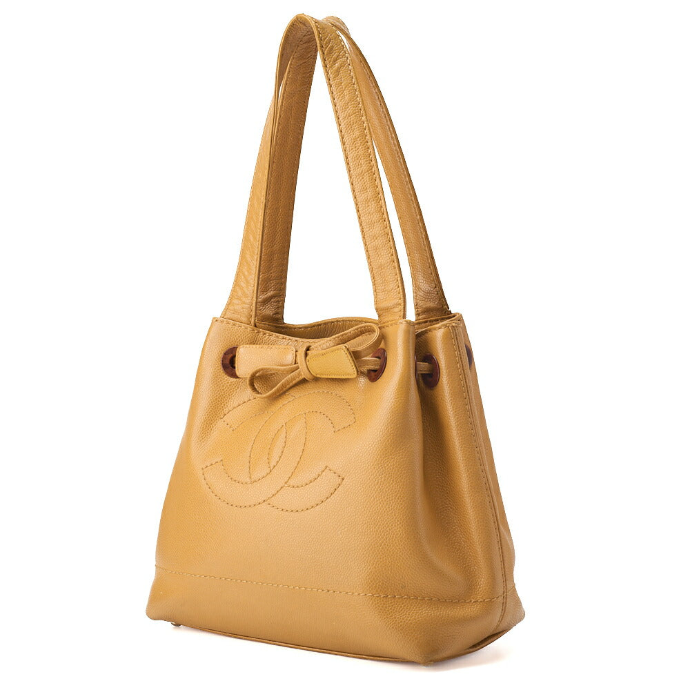 Sac fourre-tout à bandoulière d'occasion en cuir caviar beige, bois et quincaillerie dorée.