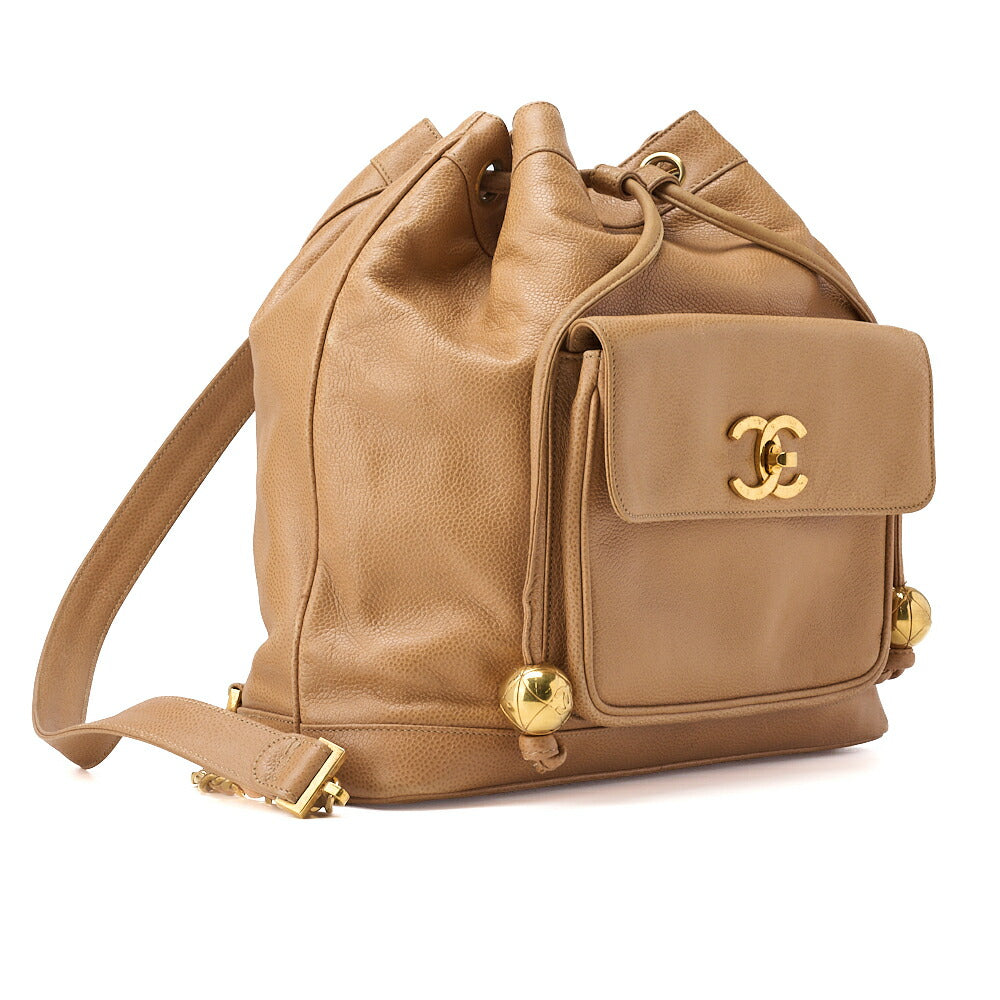 Sac à dos d'occasion à bandoulière, rabat extérieur, cordon de serrage, cuir caviar, beige, matériel doré, d'occasion