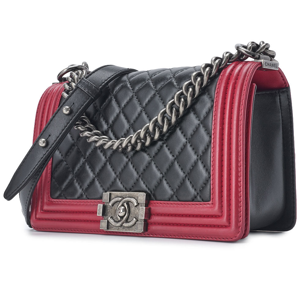 Sac à bandoulière chaîne matelassé pour garçon d'occasion en cuir d'agneau noir avec quincaillerie dorée.