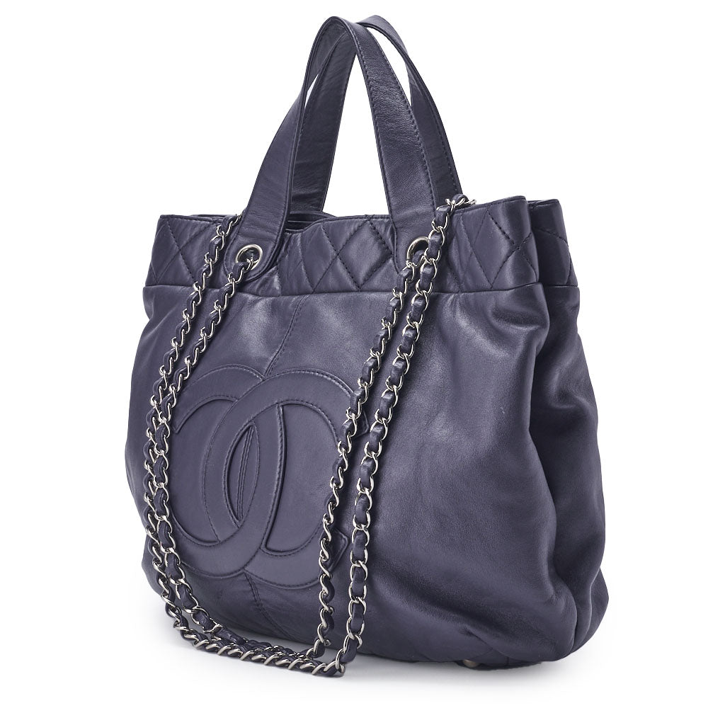 Sac à dos d'occasion en cuir d'agneau matelassé avec chaîne et quincaillerie argentée bleue.