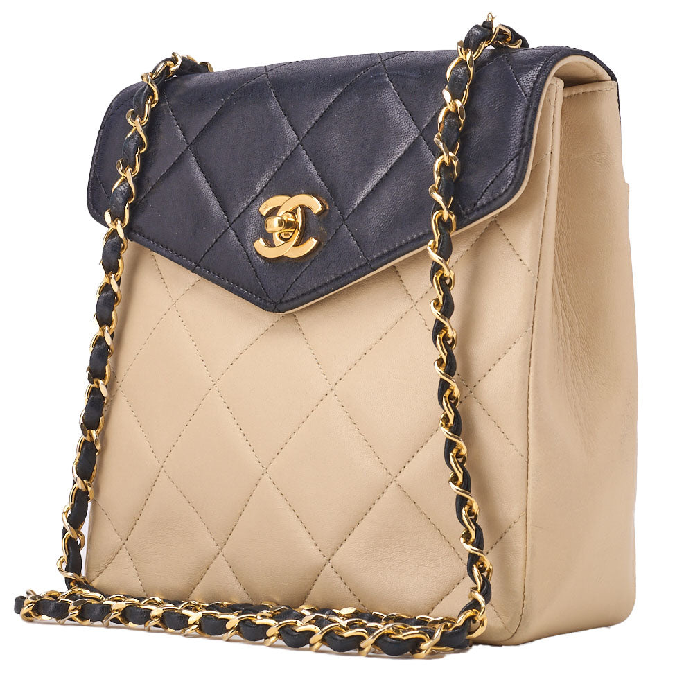 Sac à bandoulière matelassé d'occasion avec fermoir tournant en cuir d'agneau beige et accessoires dorés.