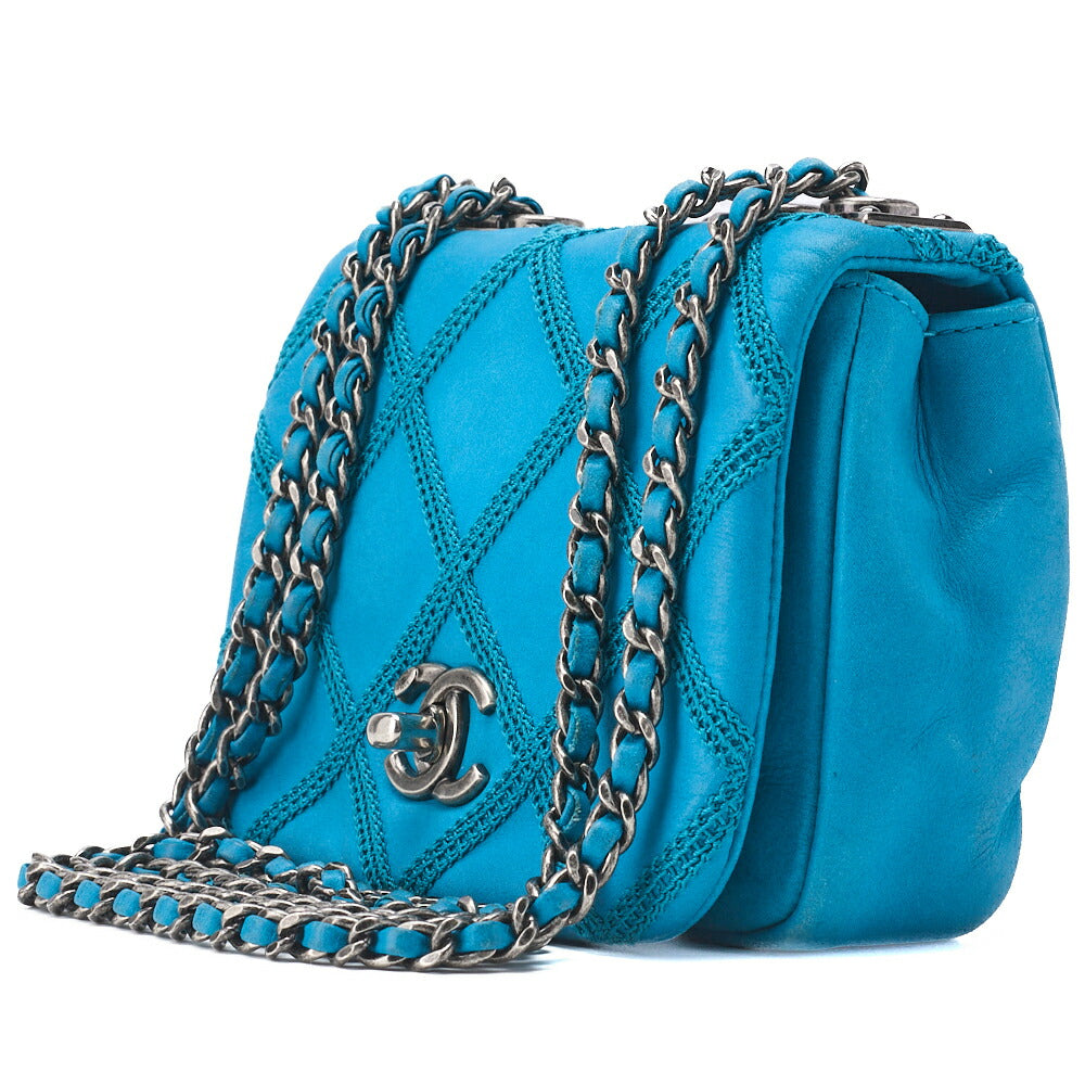 Sac fourre-tout à bandoulière d'occasion en cuir matelassé scintillant, bleu turquoise, matériel argenté. D'occasion
