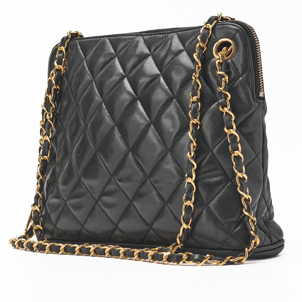 Sac à bandoulière matelassé d'occasion avec breloque en cuir d'agneau noir et finitions dorées.