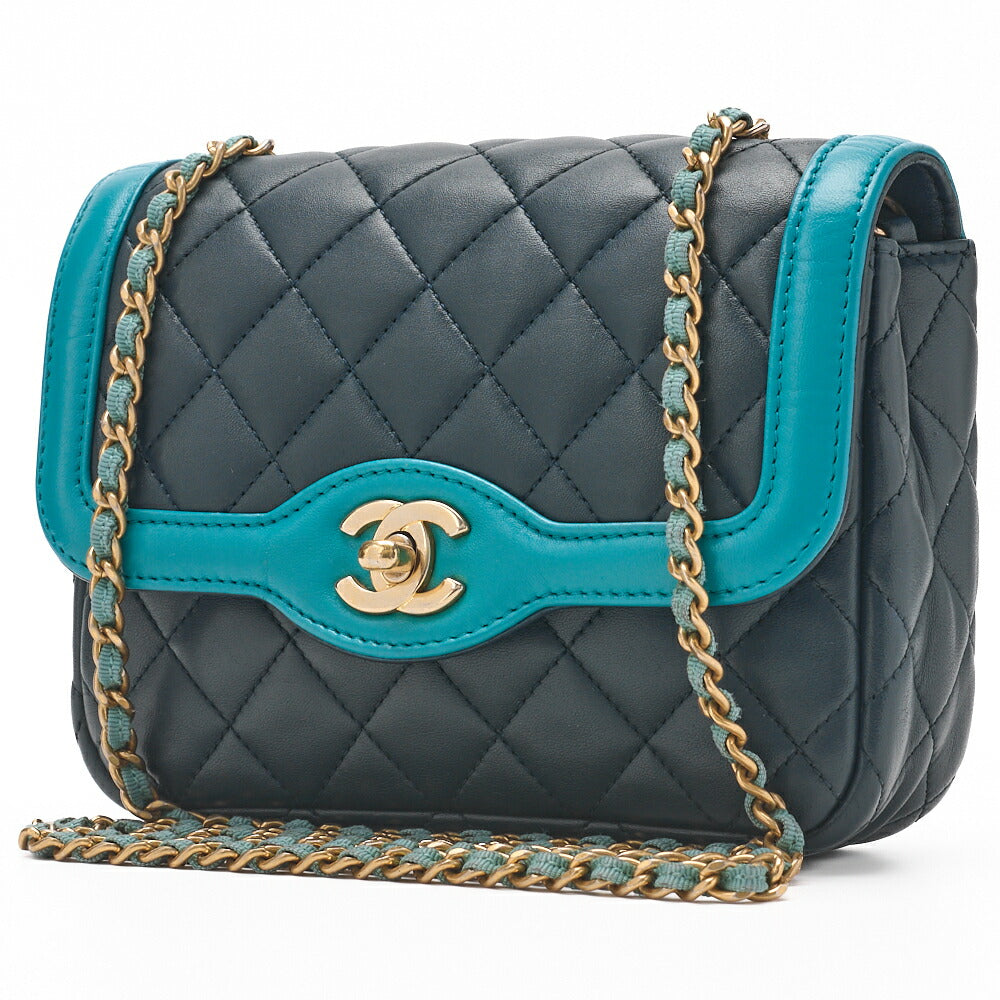 Mini sac bandoulière matelassé d'occasion avec fermoir pivotant en cuir d'agneau bicolore et finitions dorées.