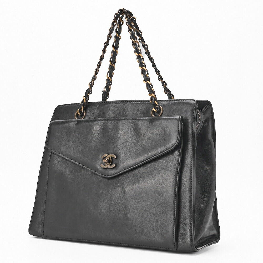 Sac bandoulière matelassé d'occasion, rabat extérieur, cuir d'agneau noir, quincaillerie dorée.