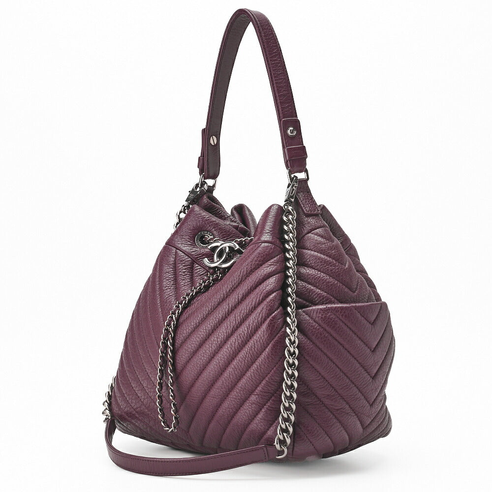 Sac bandoulière d'occasion V Stitch Coco Charm en cuir caviar souple bordeaux rouge et métal argenté. D'occasion