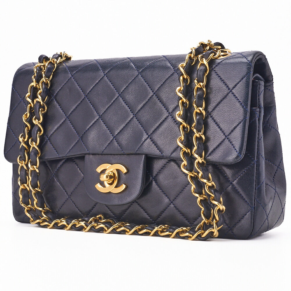 Sac bandoulière chaîne d'occasion en cuir d'agneau matelassé bleu marine et accessoires dorés.