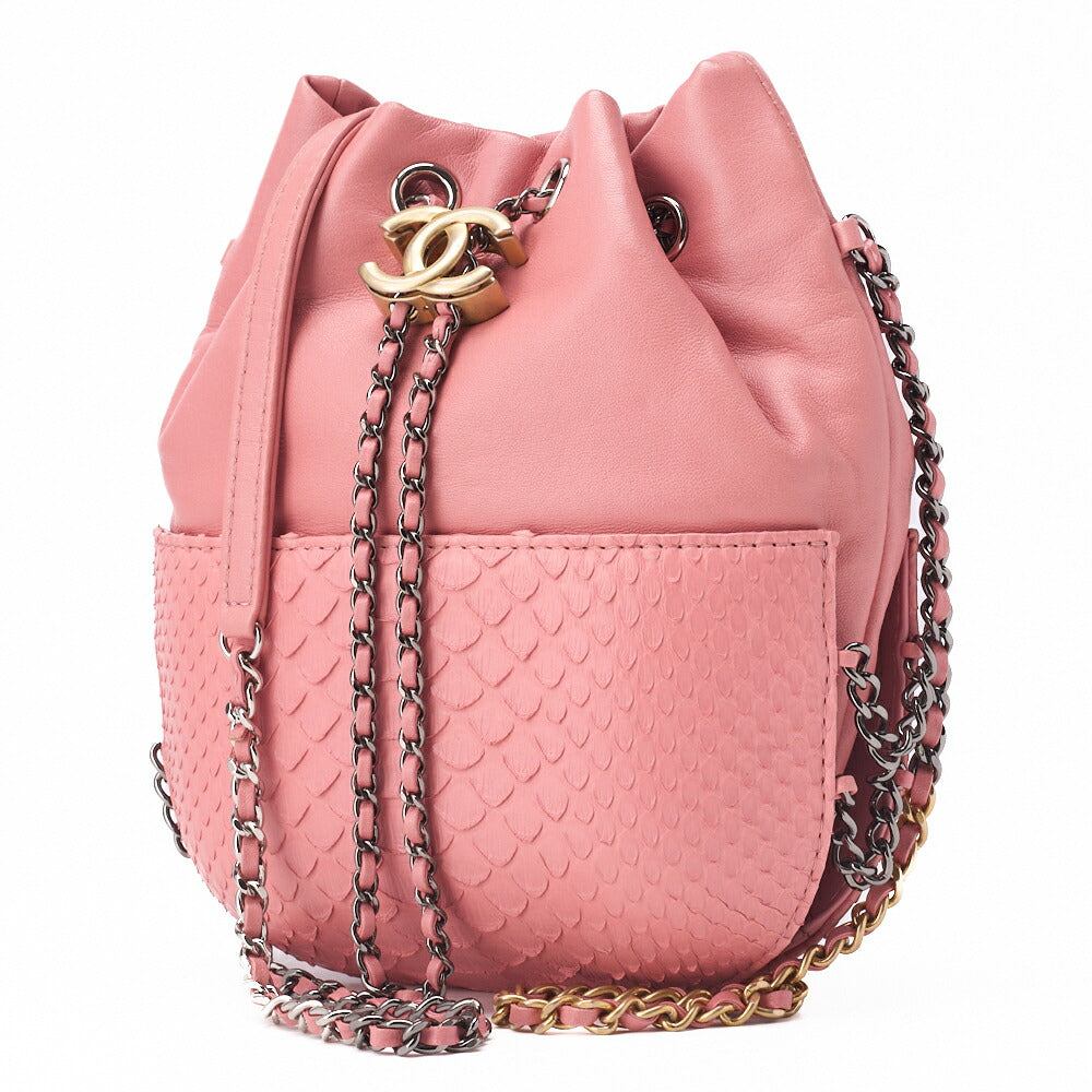 Sac à bandoulière matelassé d'occasion avec cordon de serrage et chaîne en cuir d'agneau rose et accessoires dorés.