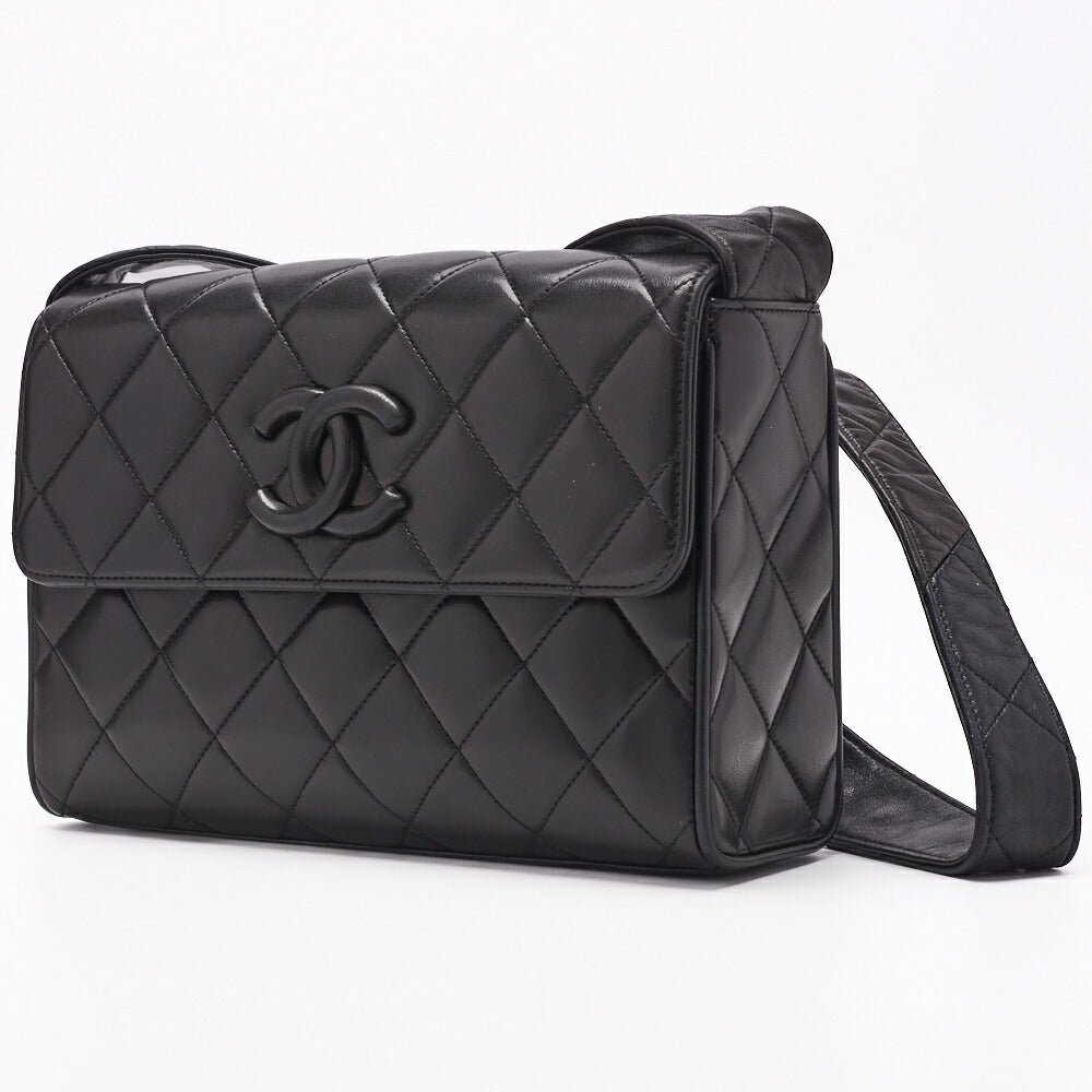 Sac bandoulière d'occasion en cuir d'agneau matelassé noir et métal doré.