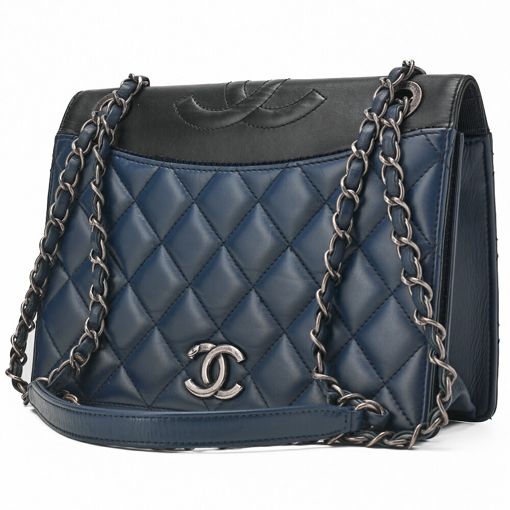 Sac à bandoulière matelassé Coco Mark d'occasion en cuir de veau bleu marine et finitions argentées.