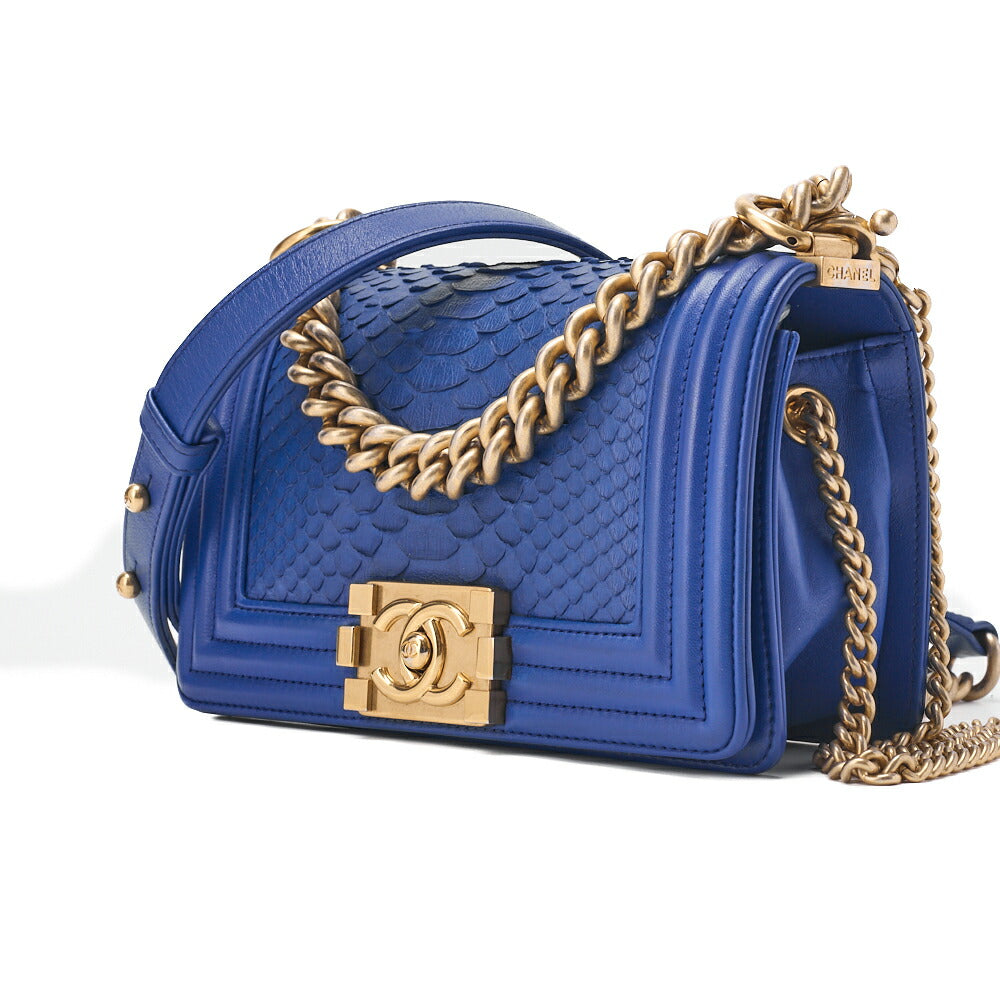 Sac à bandoulière Boy Matelasse d'occasion en cuir d'agneau python bleu et métal doré.