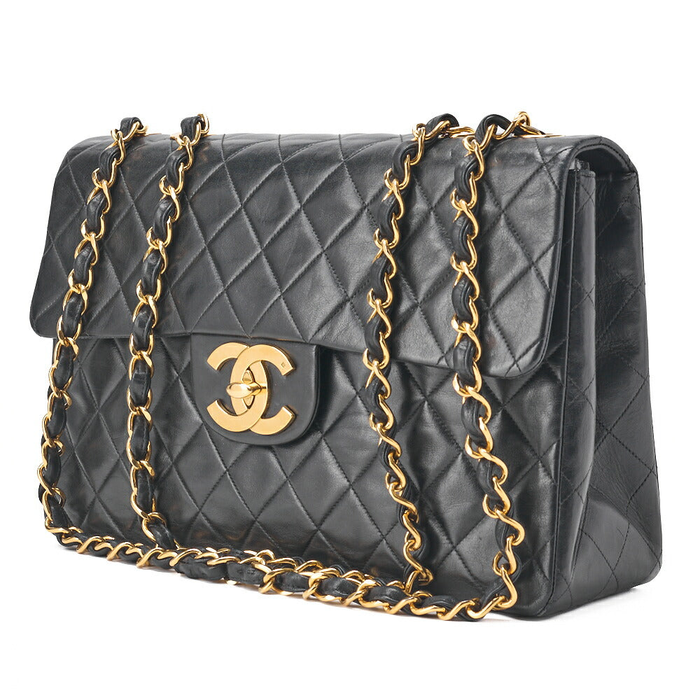Grand sac à bandoulière chaîne d'occasion en cuir d'agneau matelassé noir et métal doré.