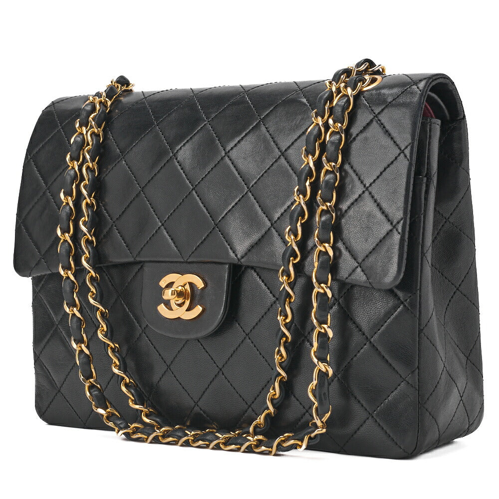 Sac bandoulière matelassé d'occasion, double rabat, chaîne verticale, cuir d'agneau noir, accessoires dorés.