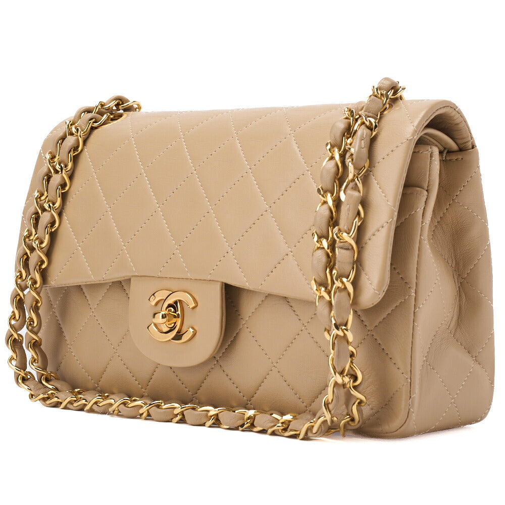 Sac bandoulière matelassé d'occasion à double rabat en cuir d'agneau beige et finitions dorées.
