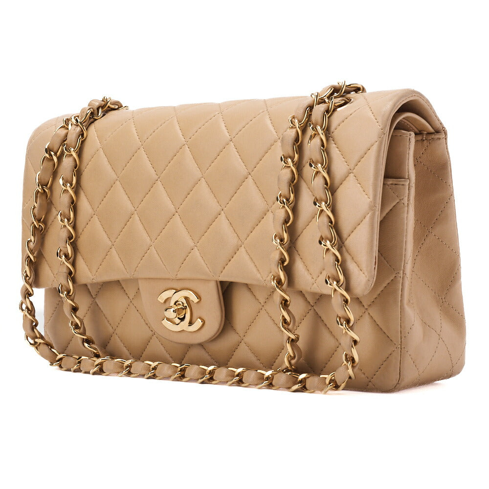 Sac bandoulière matelassé d'occasion à double rabat en cuir d'agneau beige et finitions dorées.