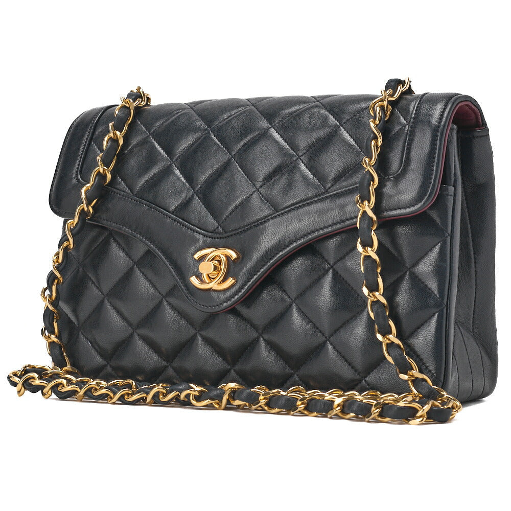 Mini sac bandoulière matelassé d'occasion avec fermoir tournant en cuir d'agneau bleu marine et accessoires dorés.
