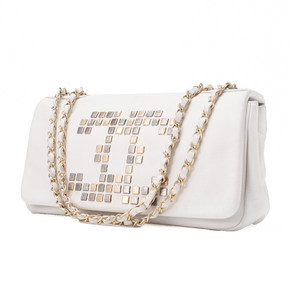 Sac à bandoulière d'occasion Coco Mark clouté à rabat en cuir blanc et métal doré.