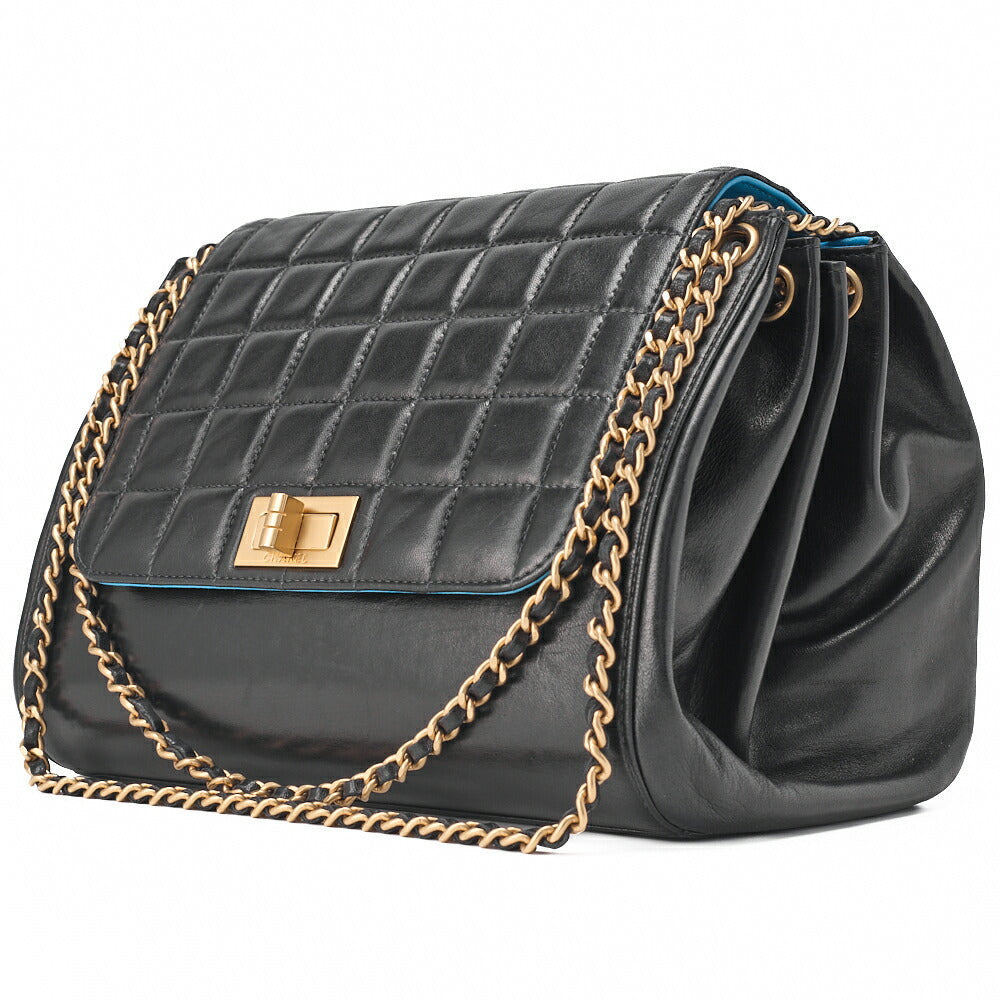Sac à bandoulière en cuir d'agneau noir et bleu, d'occasion, avec chaîne et fermoir de 2,55 po, avec quincaillerie dorée.