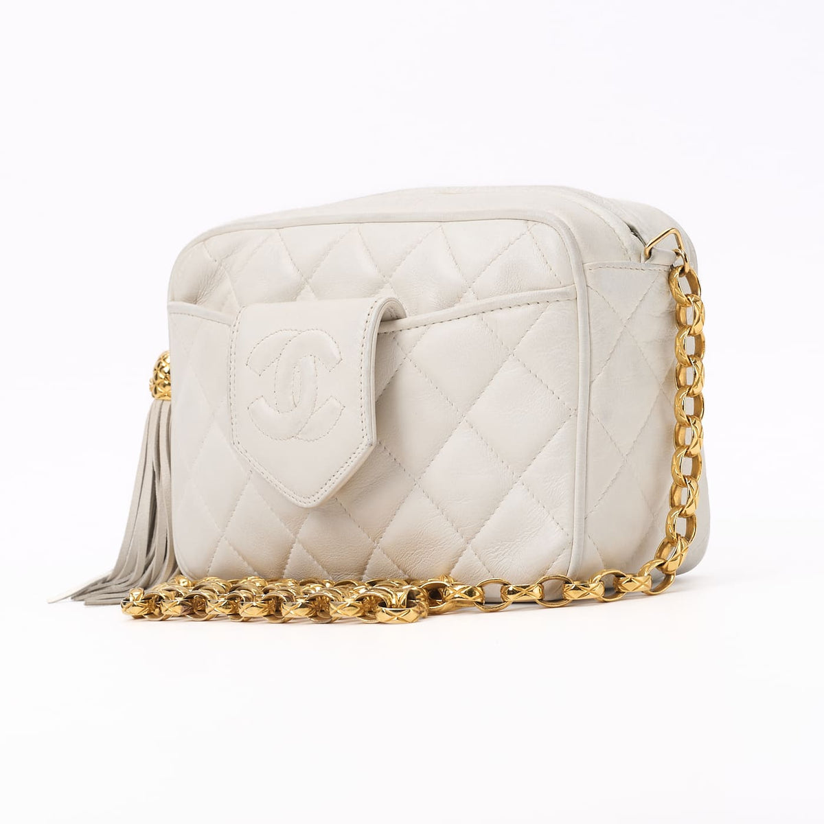 Sac à bandoulière d'occasion Mini Matelasse Coco Mark avec chaîne Bijou à franges en cuir d'agneau blanc et accessoires dorés. D'occasion