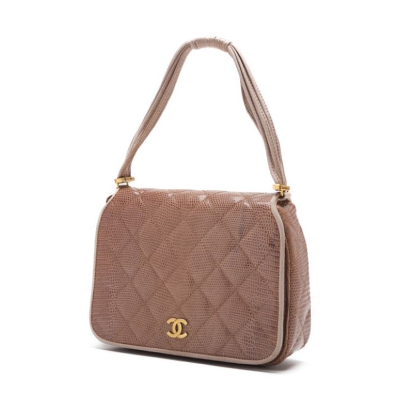 Sac à main d'occasion matelassé à rabat intégral avec fermeture à pression, couleur lézard beige, quincaillerie dorée. D'occasion