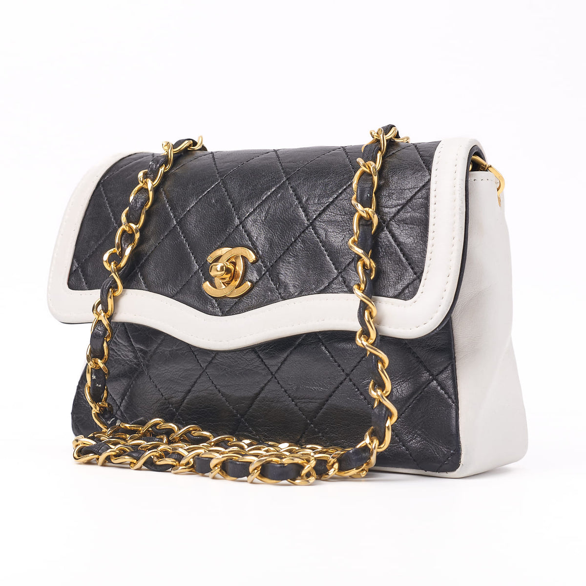 Pre-Owned Mini Shoulder Bag, Matelasse Design, Chain Shoulder, Lambskin, Black, Gold-Tone Hardware, Pre-Owned