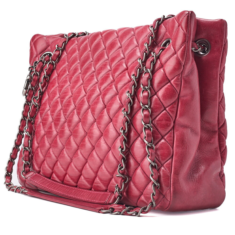 Sac bandoulière d'occasion, matelassé, bandoulière chaîne, cuir brillant, rouge, finitions argentées, d'occasion