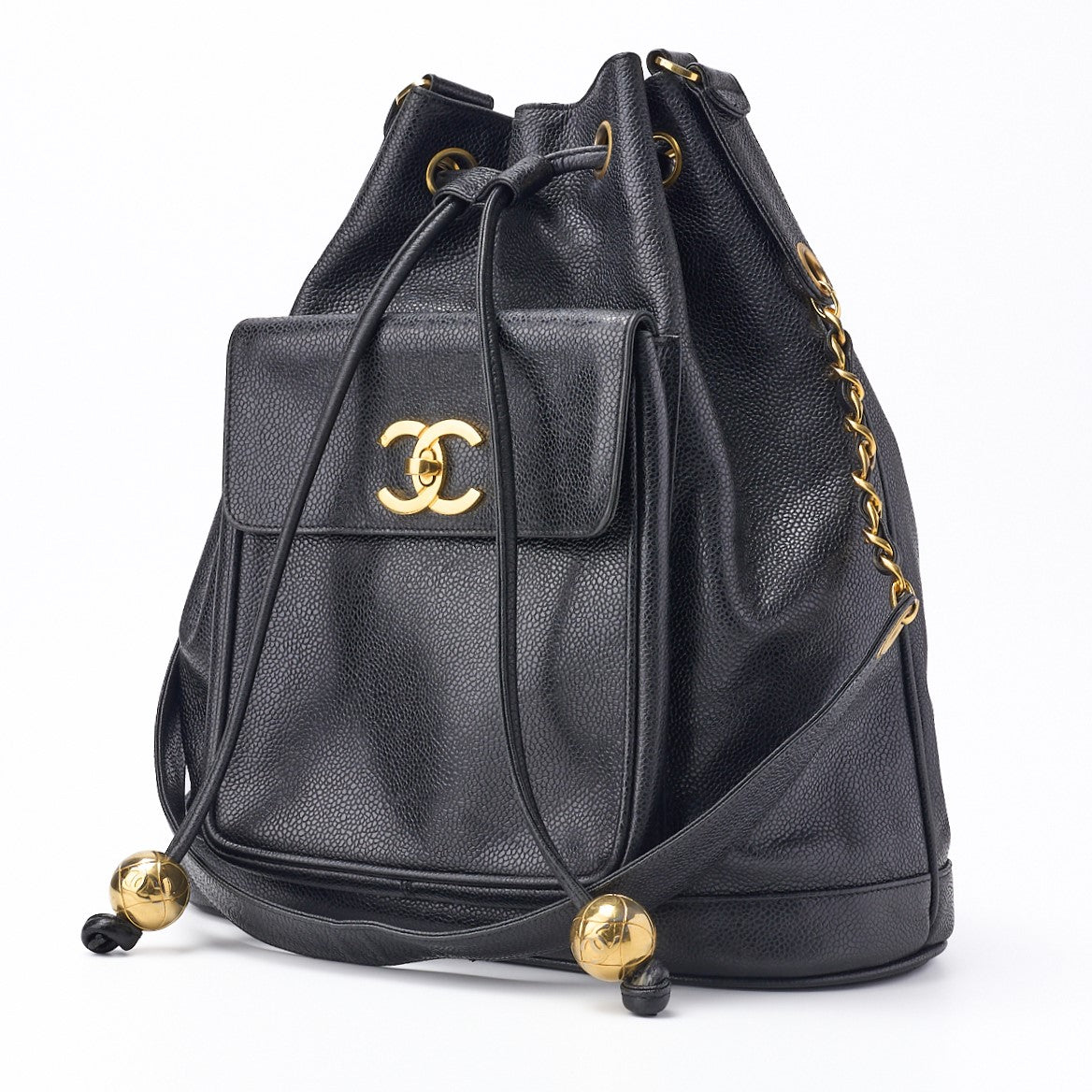 Sac à dos d'occasion à bandoulière avec chaîne, rabat extérieur, cordon de serrage, cuir caviar, noir, accessoires dorés, d'occasion