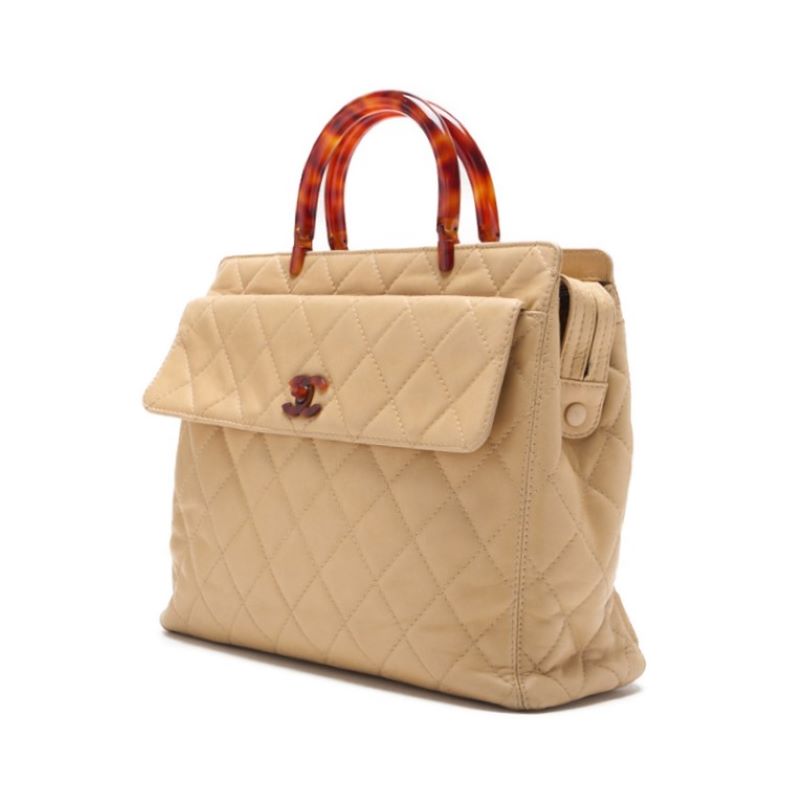 Sac fourre-tout d'occasion matelassé à rabat extérieur en cuir d'agneau beige et matériel doré. D'occasion